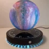 Ce globe représentant la galaxie en lévitation au-dessus de son socle avec rose des vents émerveillera à coup sûr ses observateurs.