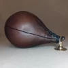 Poire de vitesse boxe, munie d'une attache en laiton pour pratiquer l'entraînement. Cuir pleine fleur. Élégante et stylée. Chambre à air en latex.