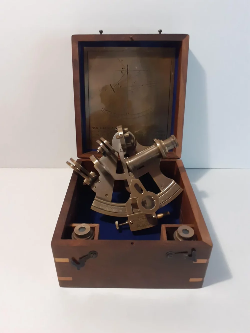 Un sextant est un instrument de navigation à réflexion servant à mesurer la distance angulaire entre deux points aussi bien verticalement qu'horizontalement