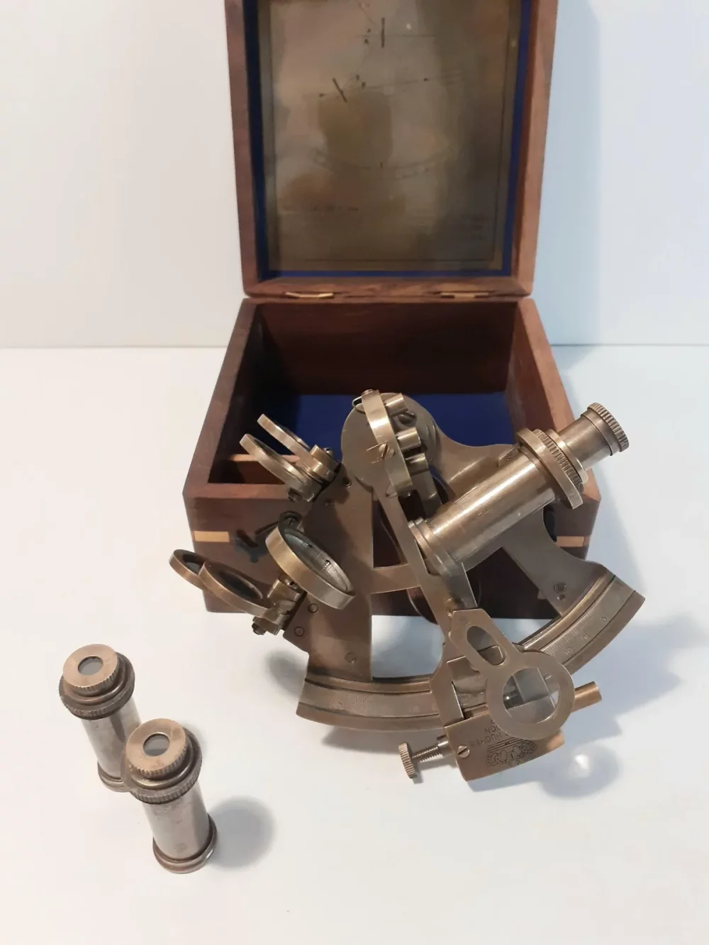 Un sextant est un instrument de navigation à réflexion servant à mesurer la distance angulaire entre deux points aussi bien verticalement qu'horizontalement