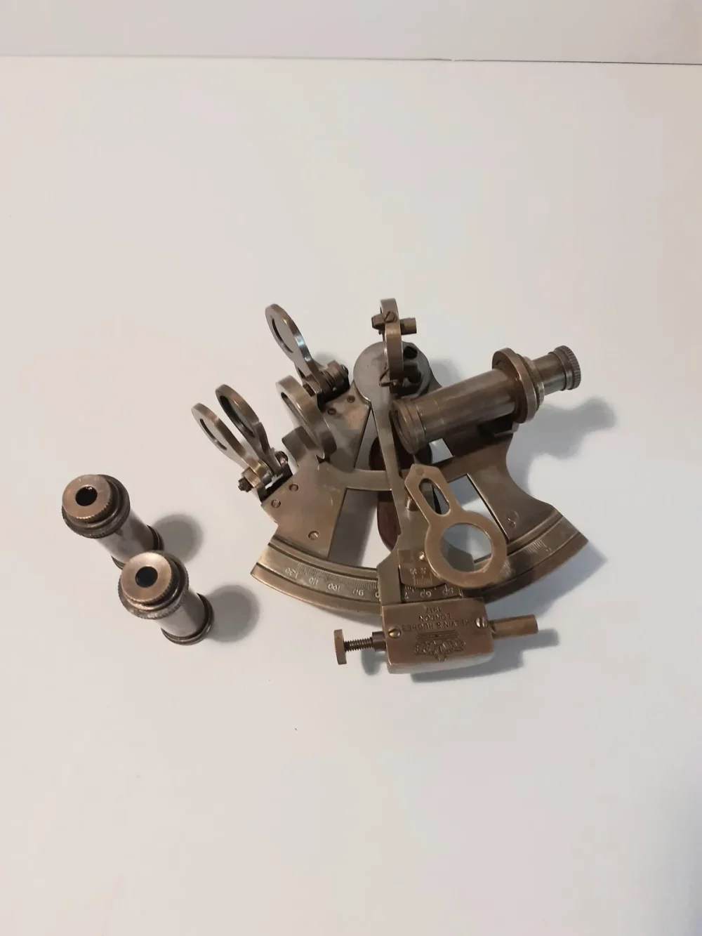 Un sextant est un instrument de navigation à réflexion servant à mesurer la distance angulaire entre deux points aussi bien verticalement qu'horizontalement