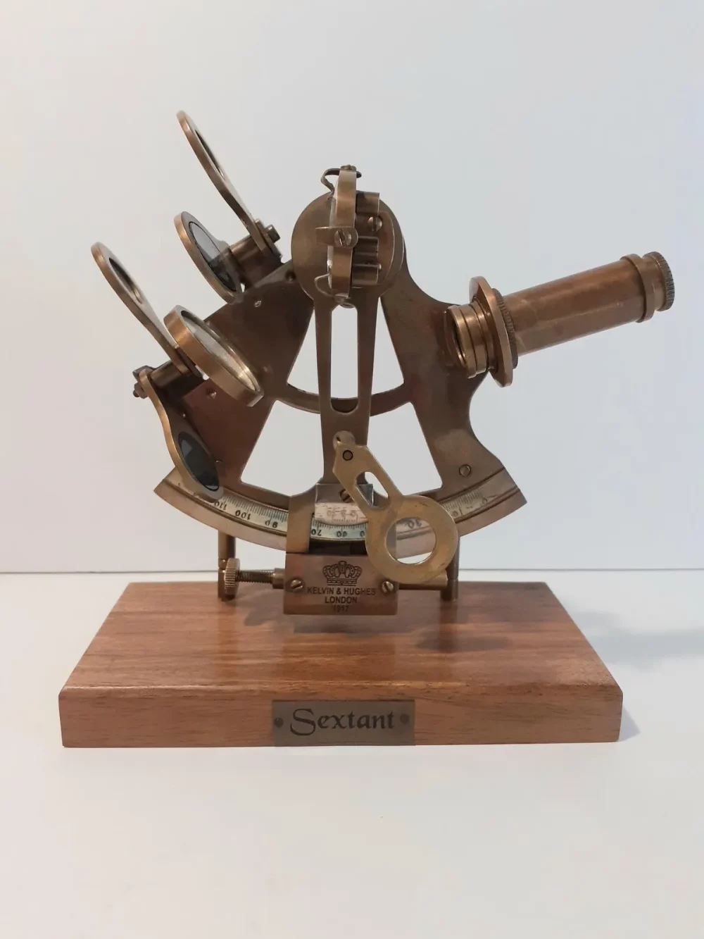 Un sextant est un instrument de navigation à réflexion servant à mesurer la distance angulaire entre deux points aussi bien verticalement qu'horizontalement