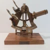 Un sextant est un instrument de navigation à réflexion servant à mesurer la distance angulaire entre deux points aussi bien verticalement qu'horizontalement