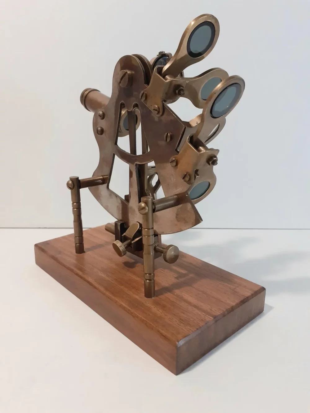 Un sextant est un instrument de navigation à réflexion servant à mesurer la distance angulaire entre deux points aussi bien verticalement qu'horizontalement