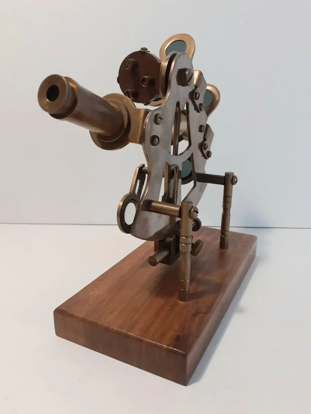 Un sextant est un instrument de navigation à réflexion servant à mesurer la distance angulaire entre deux points aussi bien verticalement qu'horizontalement