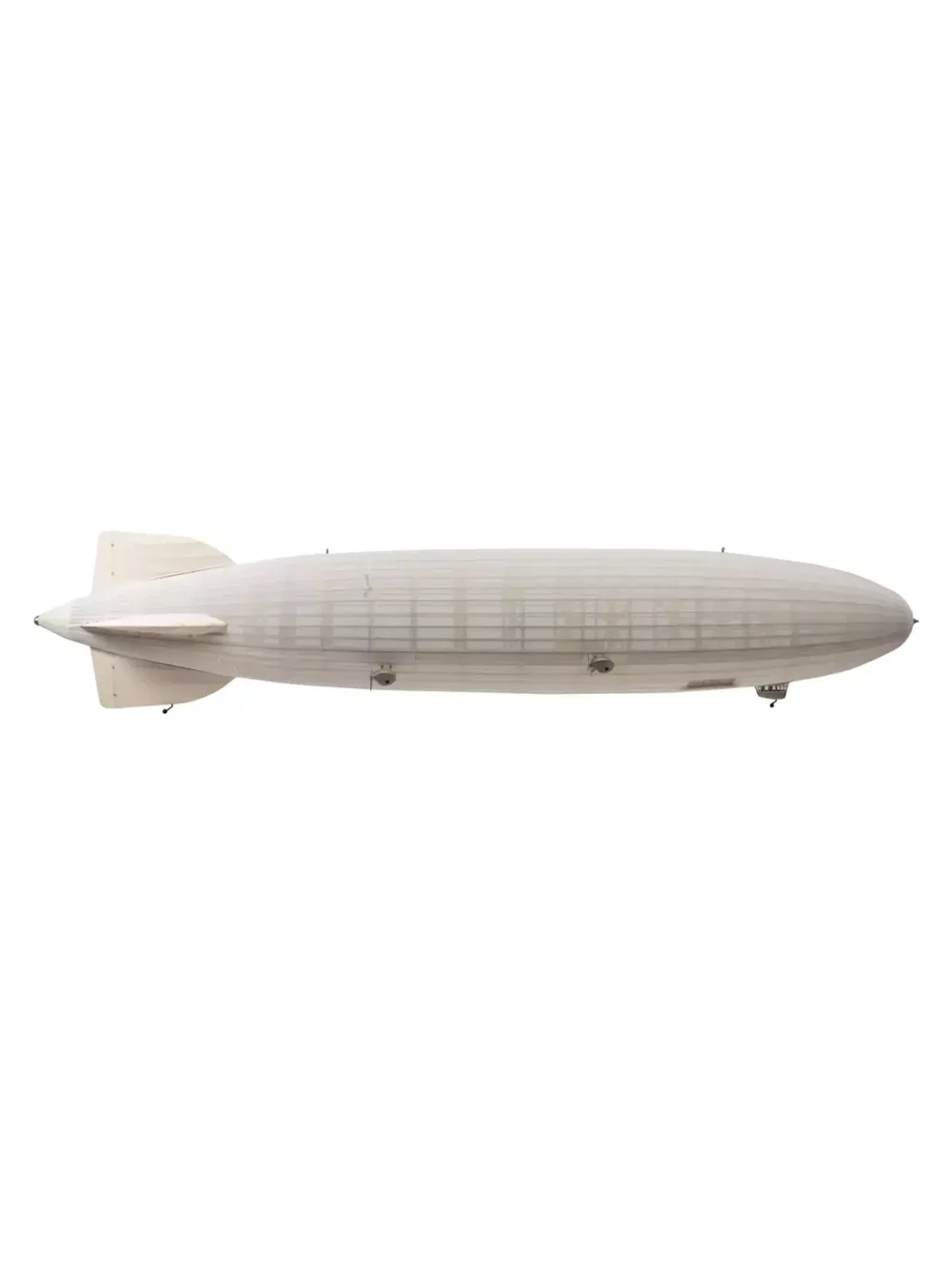 Le dirigeable emblématique, le zeppelin, est une véritable légende ! D'une longueur de 170 cm, ce modèle aérien est dans les nuages.