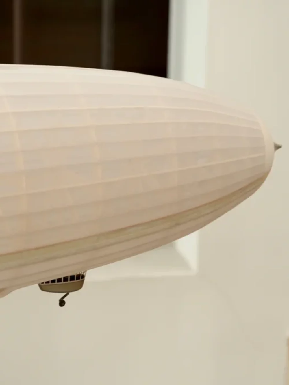 Le dirigeable emblématique, le zeppelin, est une véritable légende ! D'une longueur de 170 cm, ce modèle aérien est dans les nuages.