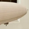 Le dirigeable emblématique, le zeppelin, est une véritable légende ! D'une longueur de 170 cm, ce modèle aérien est dans les nuages.