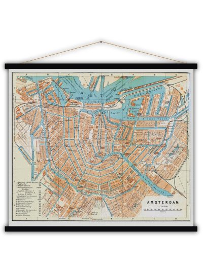 Carte géographique Amsterdam, imprimée sur coton brut, baguettes en bois peint, corde en coton. Taille : 104 x 91 cm.