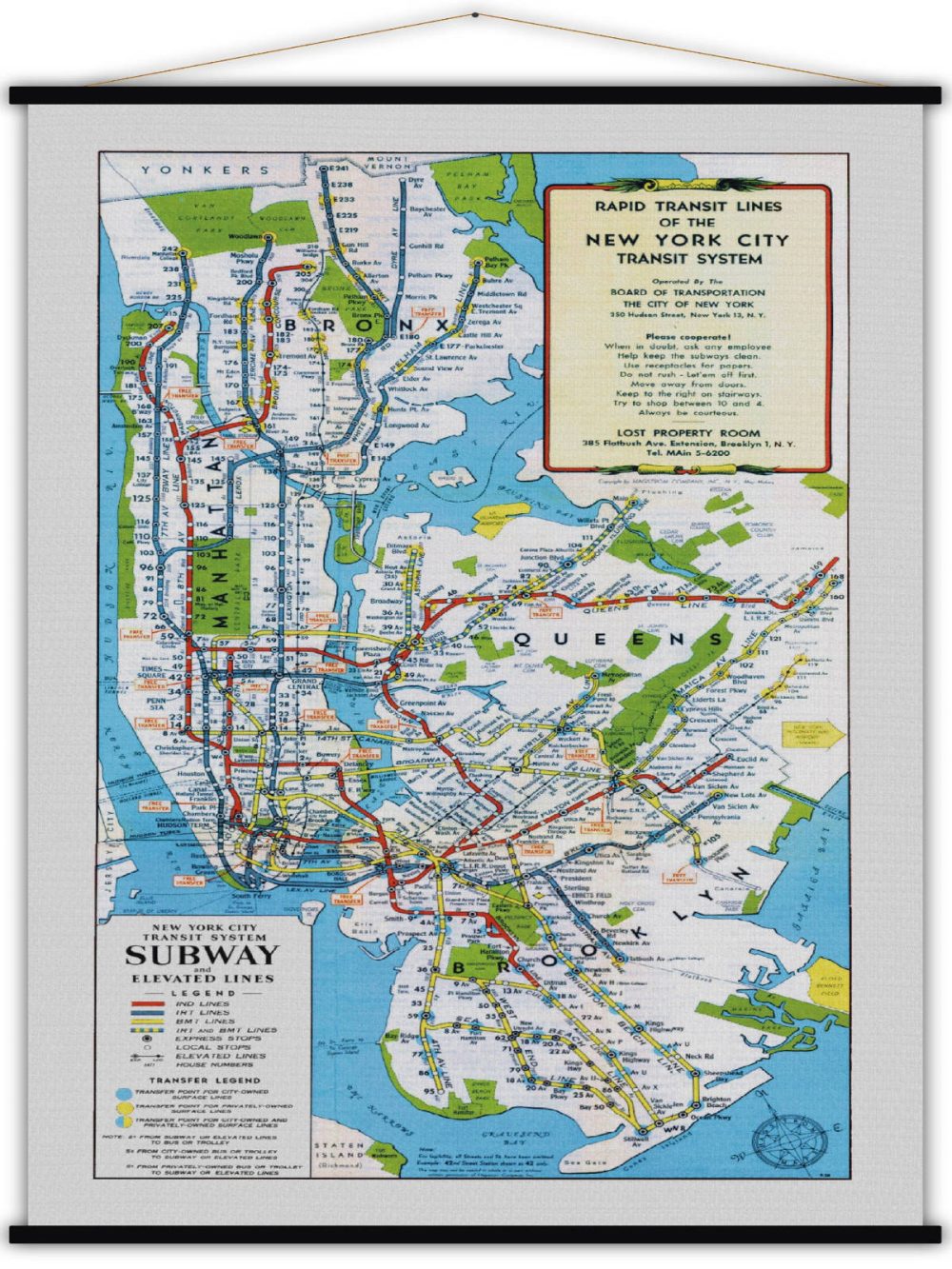 Carte géographique de New York city transit system, imprimée sur coton brut, baguettes en bois peint, corde en coton. Taille : 147 x 84 cm.