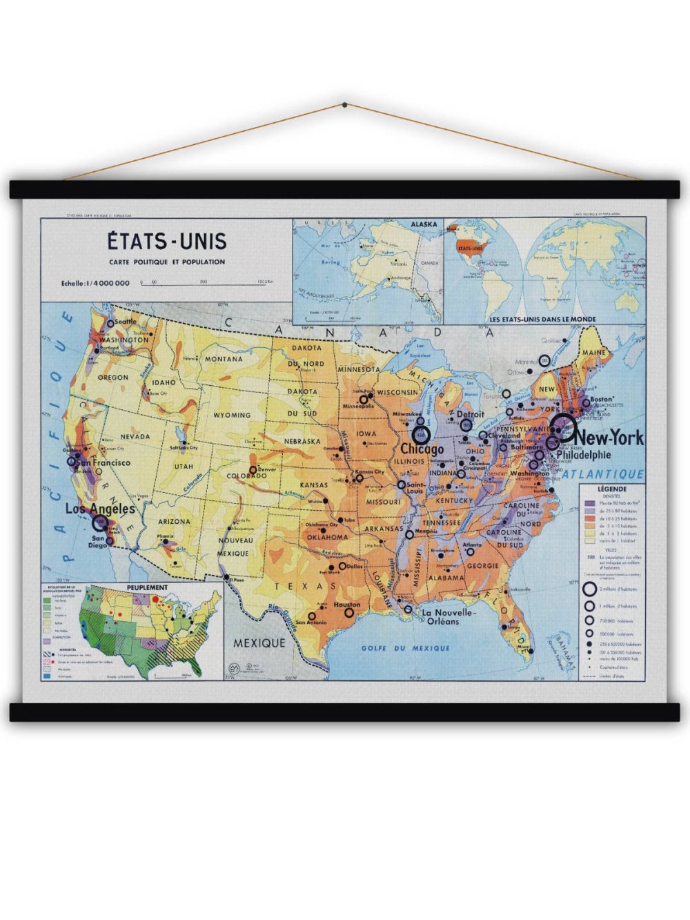 Carte géographique Etats unis, imprimée sur coton brut, baguettes en bois peint, corde en coton. Taille : 104 x 91 cm.