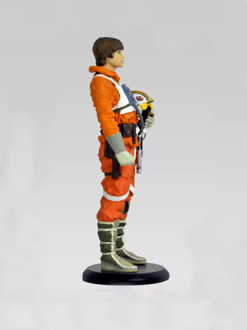 Statue en résine de Luke Skywalker avec sa tenue de pilote. Figurine de collection, tirage à 3000 exemplaires numéroté.