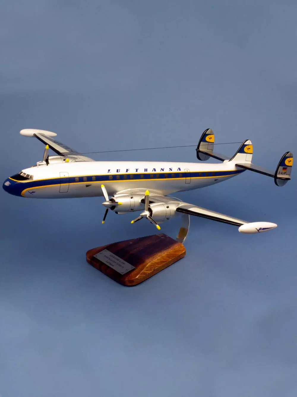 Maquette d'avion Lockheed L.1049 Constellation Super G Lufthansa. Maquette artisanale de décoration en bois massif.