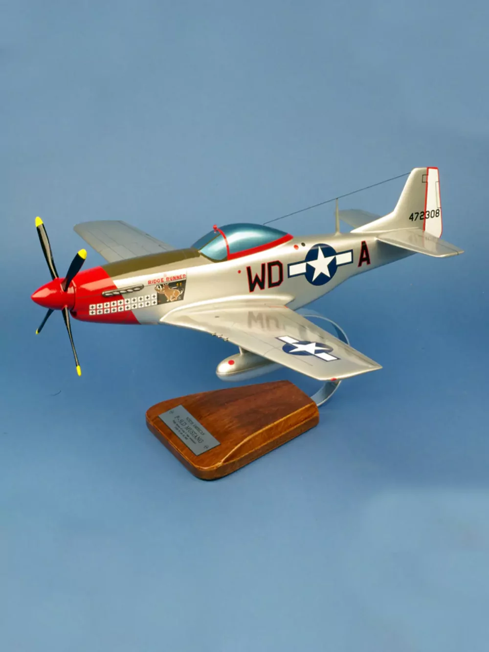 Maquette d'avion P-51D Mustang “Ridge Runner III”. Maquette artisanale de décoration en bois massif. Sculptée et peinte à la main.