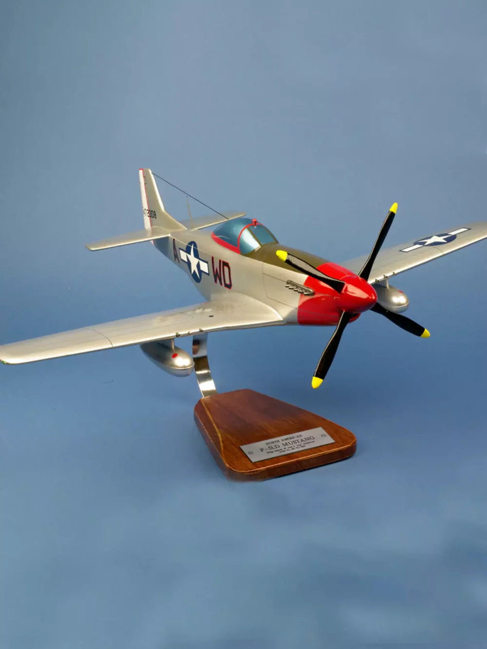 Maquette d'avion P-51D Mustang “Ridge Runner III”. Maquette artisanale de décoration en bois massif. Sculptée et peinte à la main.