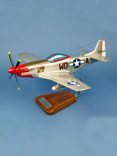 Maquette d'avion P-51D Mustang “Ridge Runner III”. Maquette artisanale de décoration en bois massif. Sculptée et peinte à la main.