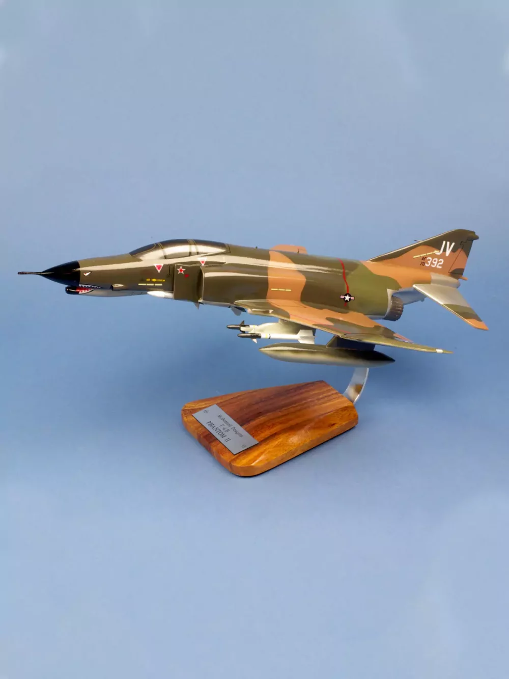 Maquette d'avion F-4E Phantom 2-34 TFS. Maquette artisanale de décoration en bois massif. Sculptée et peinte à la main.