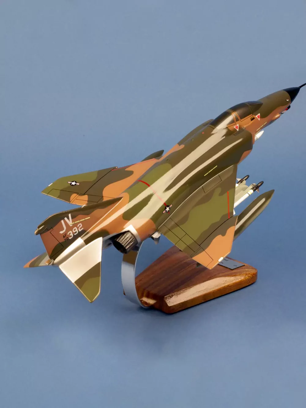 Maquette d'avion F-4E Phantom 2-34 TFS. Maquette artisanale de décoration en bois massif. Sculptée et peinte à la main.