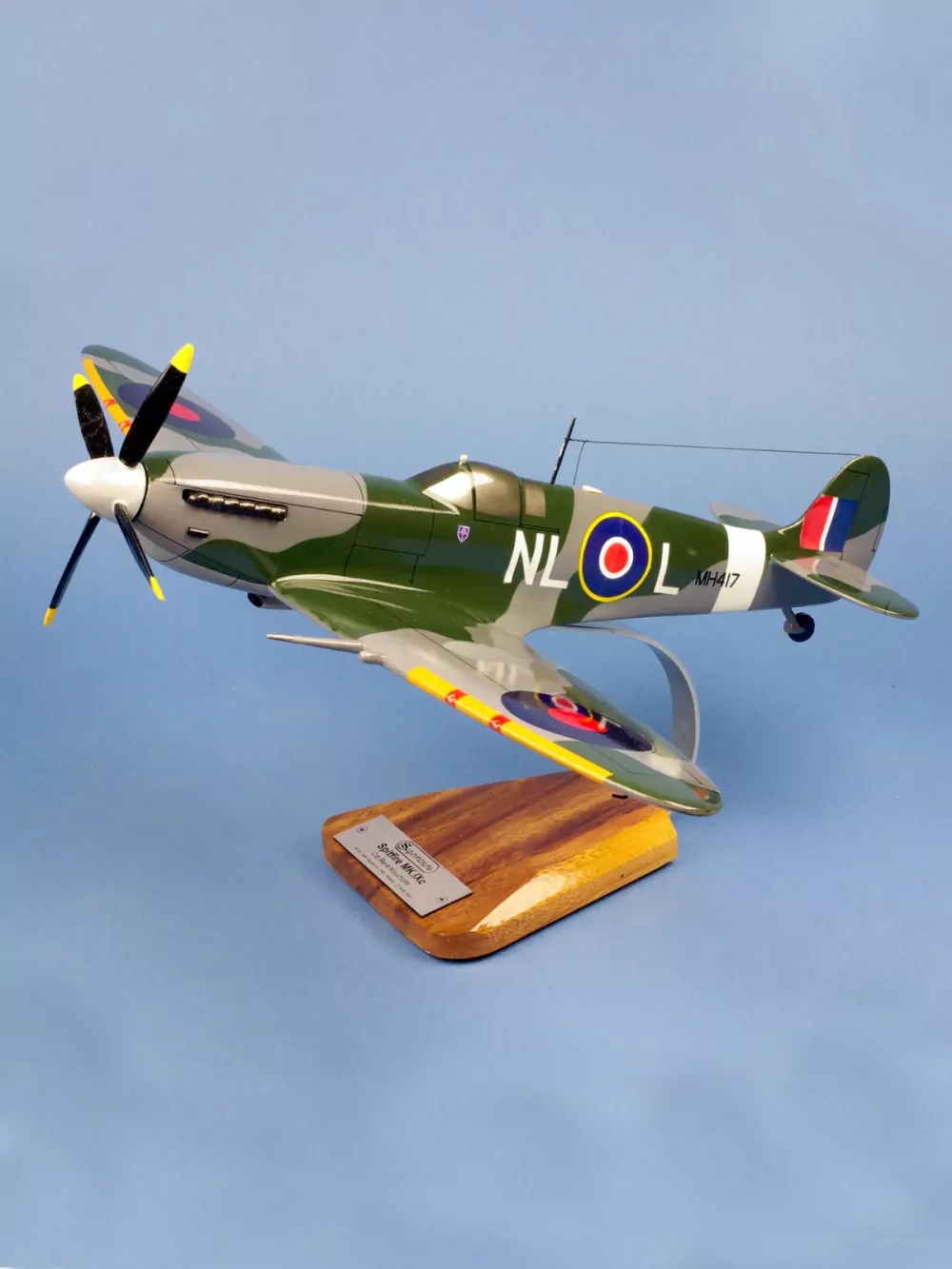 Maquette d'avion Spitfire MK.IX Sqn 341. Maquette artisanale de décoration en bois massif. Sculptée et peinte à la main.