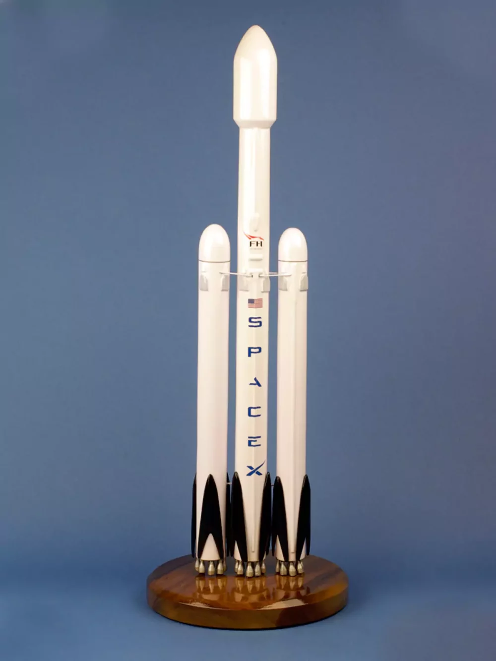 Maquette de fusée SpaceX Falcon Heavy. Maquette artisanale de décoration en bois massif. Sculptée et peinte à la main.