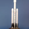 Maquette de fusée SpaceX Falcon Heavy. Maquette artisanale de décoration en bois massif. Sculptée et peinte à la main.