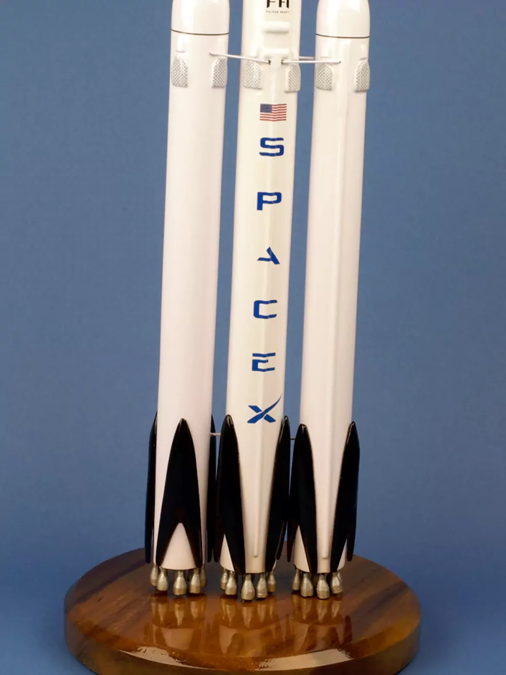 Maquette de fusée SpaceX Falcon Heavy. Maquette artisanale de décoration en bois massif. Sculptée et peinte à la main.