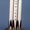 Maquette de fusée SpaceX Falcon Heavy. Maquette artisanale de décoration en bois massif. Sculptée et peinte à la main.