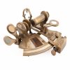 Sextant finition bronze avec son coffret bois, utile pour les explorateurs. Il possède toutes les pièces nécessaires pour photographier le soleil.