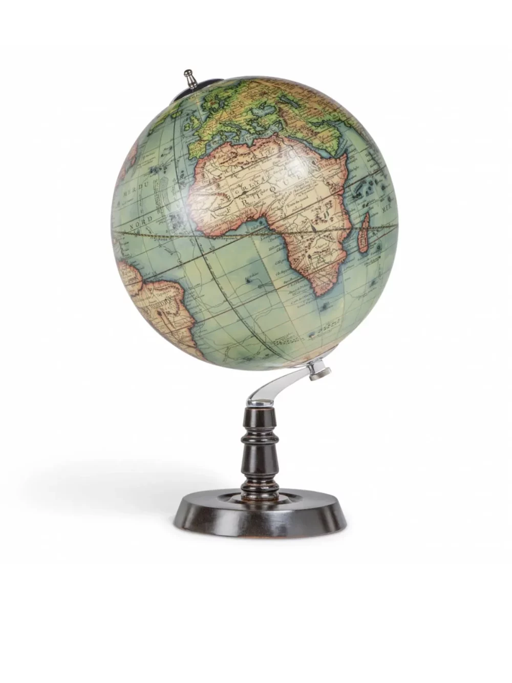 Ce globe français excelle dans l’attrait visuel de ses proportions. Un accord riche et parfait entre bois noirci et bronze.