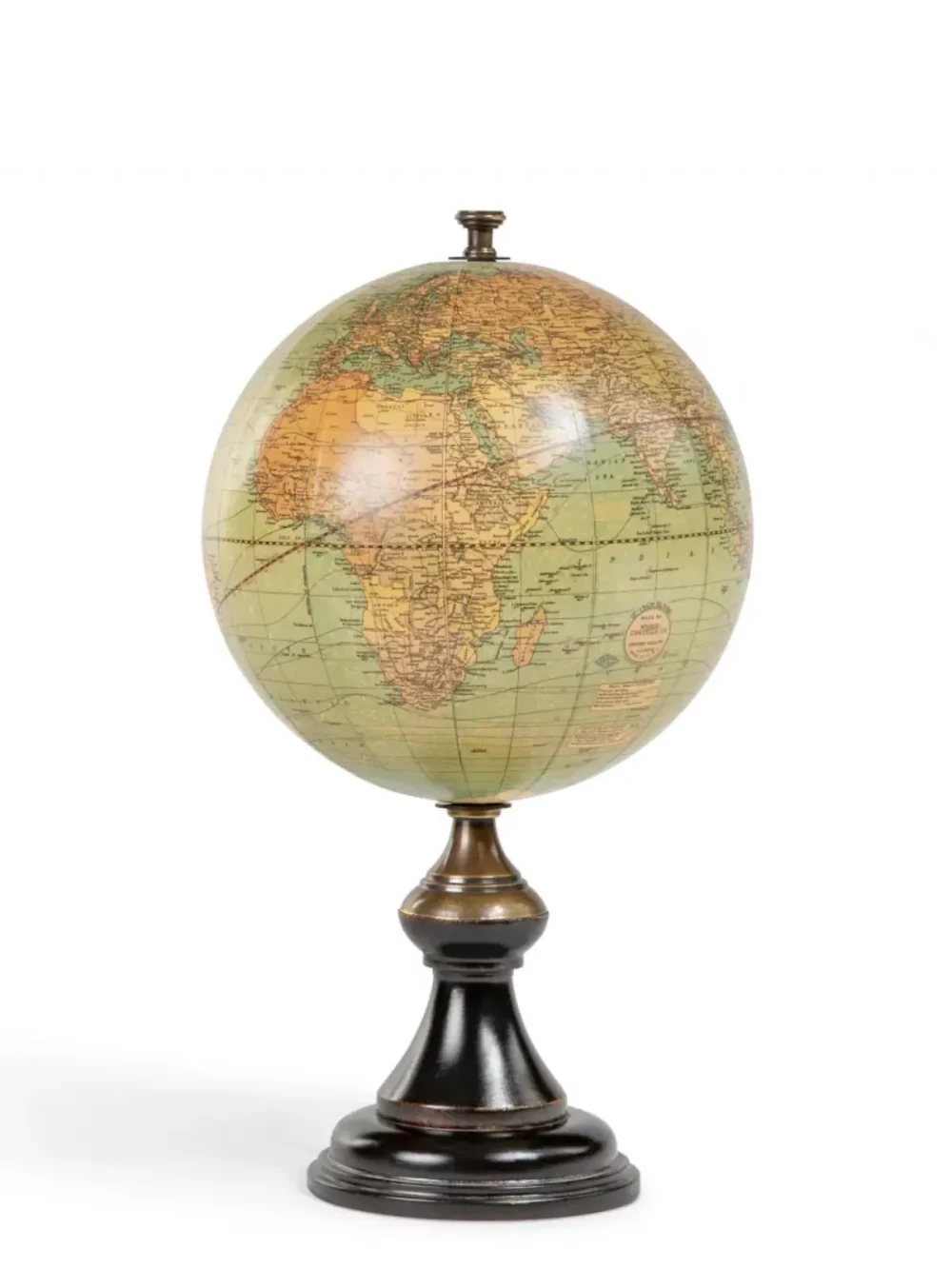 Un globe simple mais tout à fait scintillant. Nouvel ajout à une collection déjà vaste, moins grandiose que certains, ce globe est attrayant sur un bureau