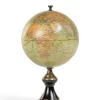 Un globe simple mais tout à fait scintillant. Nouvel ajout à une collection déjà vaste, moins grandiose que certains, ce globe est attrayant sur un bureau