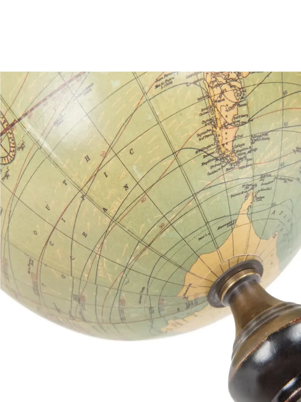 Un globe simple mais tout à fait scintillant. Nouvel ajout à une collection déjà vaste, moins grandiose que certains, ce globe est attrayant sur un bureau