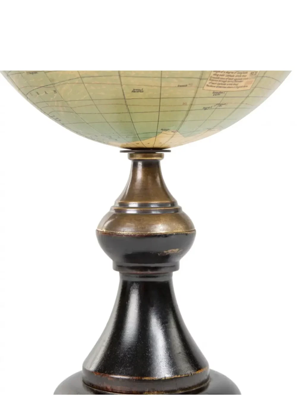 Un globe simple mais tout à fait scintillant. Nouvel ajout à une collection déjà vaste, moins grandiose que certains, ce globe est attrayant sur un bureau