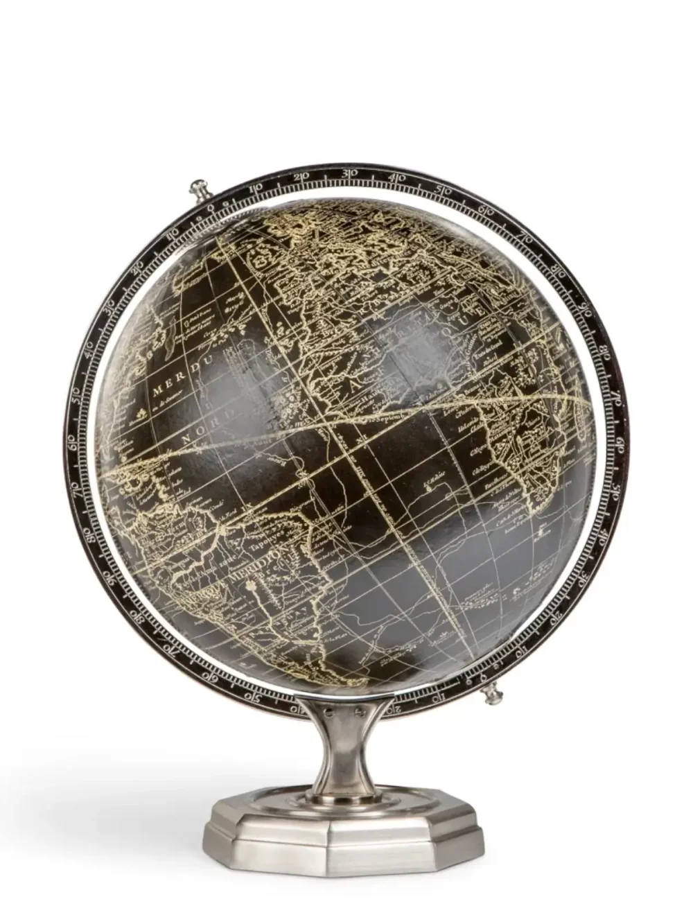 Le globe Vaugondy des années 1700 est exposé sur un support en argent vintage rehaussé de laiton nickelé. Des gores noirs et ivoire sont appliqués à la main