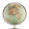 Ce globe représente le monde et ses empires coloniaux tel que le connaissait nos grands parents. Chaque fuseau est réalisé et appliqué manuellement