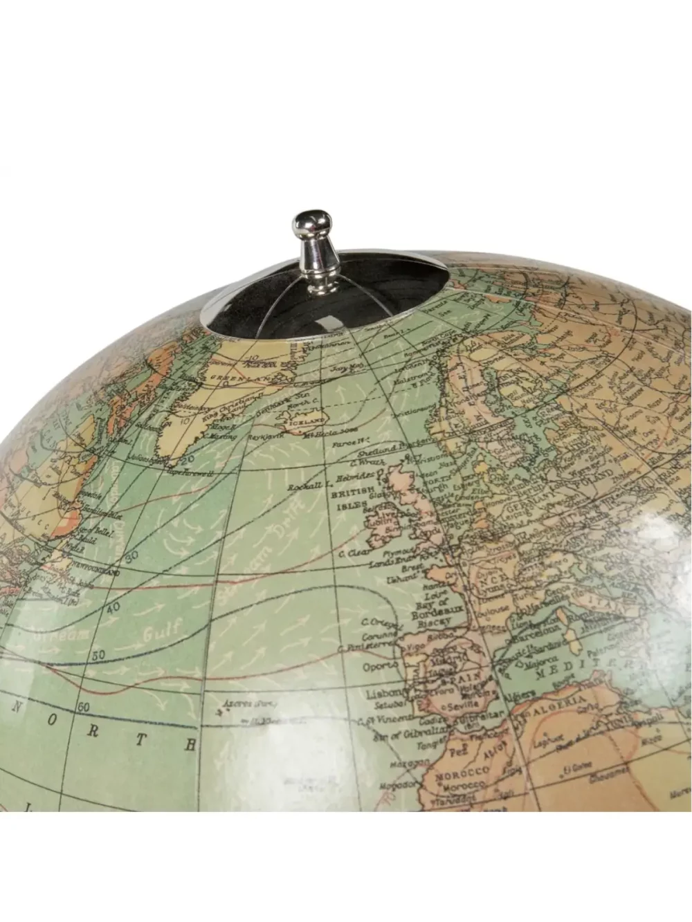 Ce globe représente le monde et ses empires coloniaux tel que le connaissait nos grands parents. Chaque fuseau est réalisé et appliqué manuellement