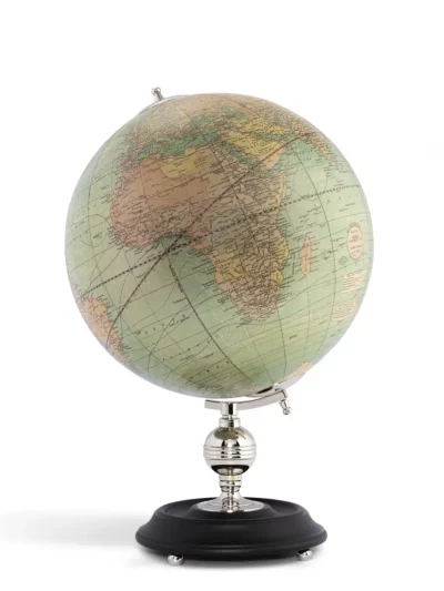 Ce globe représente le monde et ses empires coloniaux tel que le connaissait nos grands parents. Chaque fuseau est réalisé et appliqué manuellement