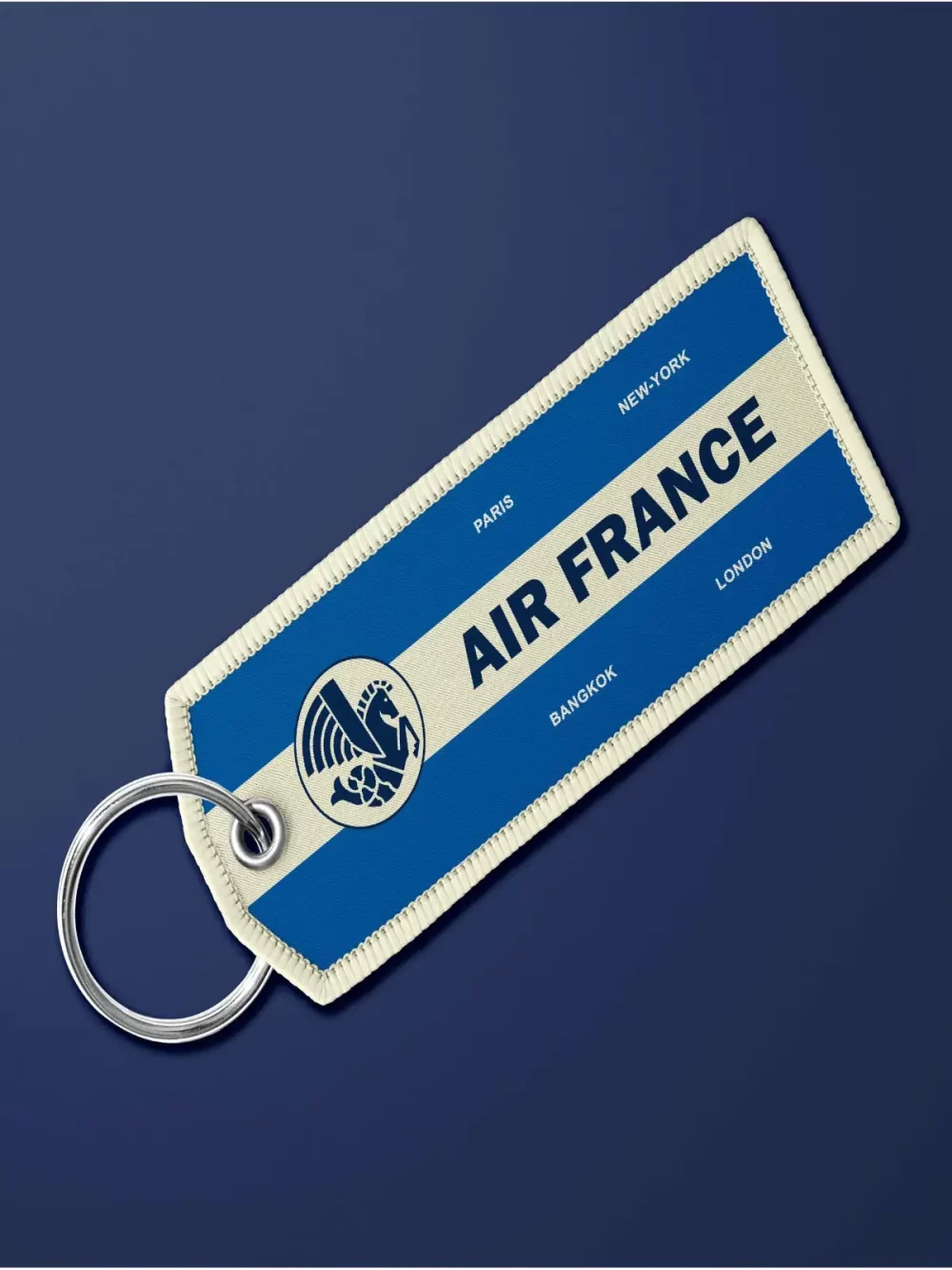 Porte-clé en tissu "flamme" Air France vintage bleu roi. Très maniable, il se glisse partout et permet vite de retrouver ses clés.