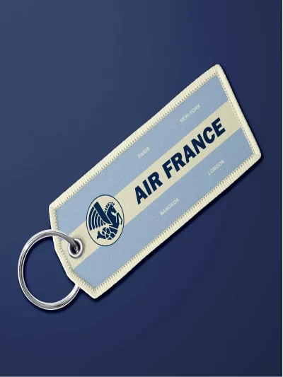 Porte-clé en tissu "flamme" Air France vintage bleu ciel. Très maniable, il se glisse partout et permet vite de retrouver ses clés.