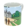 Cette tasse reproduit l’arrivée de Tintin, Milou et le Capitaine Haddock après avoir racheté aux enchères le Château de Moulinsart.