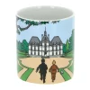 Cette tasse reproduit l’arrivée de Tintin, Milou et le Capitaine Haddock après avoir racheté aux enchères le Château de Moulinsart.