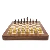 Jeu d'échecs de voyage existe en 25 x 13 cm, 30 x 15,5 cm, 35 x 18 cm ou 40 x 20,5 cm. Les pièces magnétiques lui donnent un confort appréciable pour jouer dans les transports.