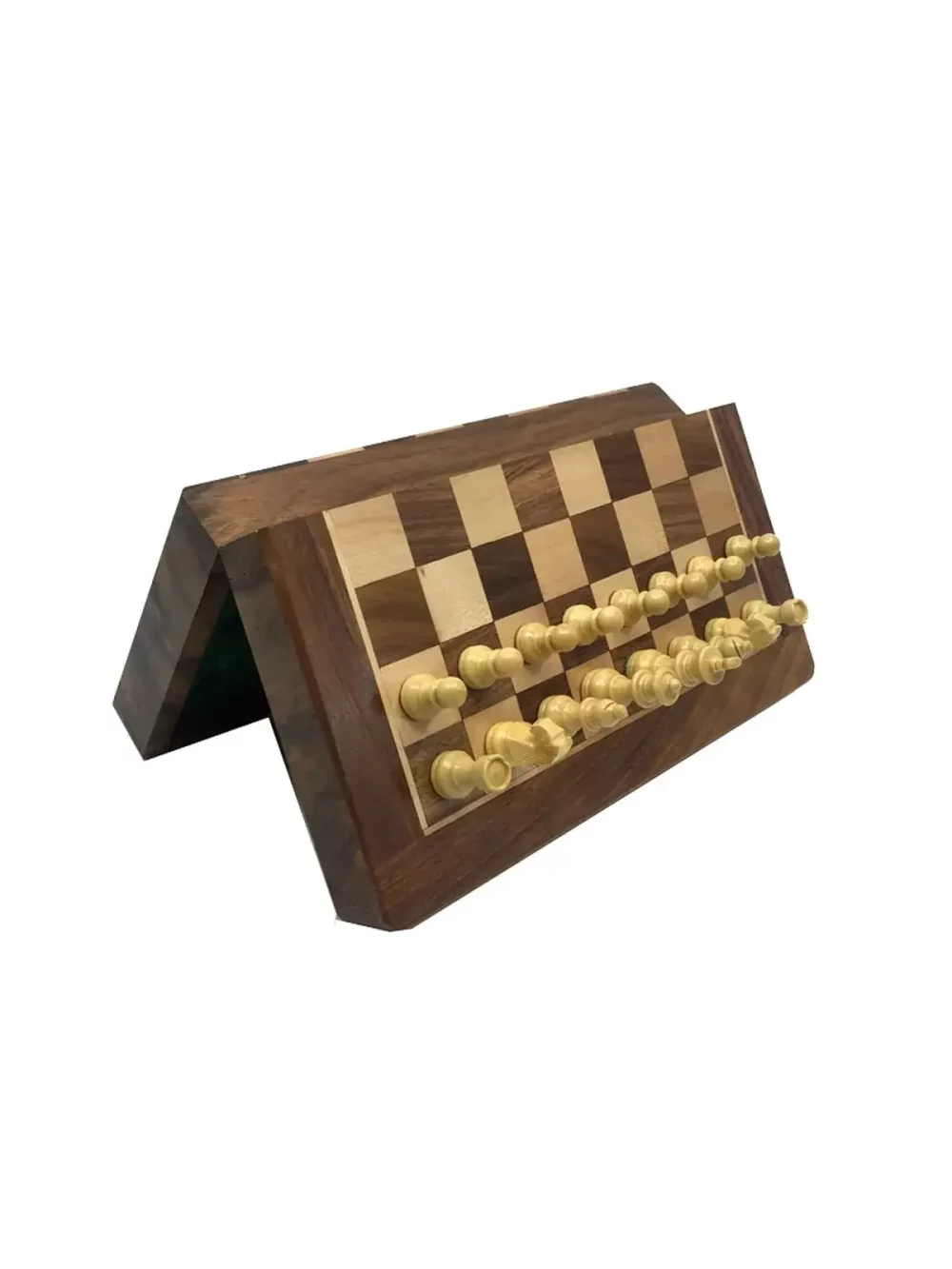 Jeu d'échecs de voyage existe en 25 x 13 cm, 30 x 15,5 cm, 35 x 18 cm ou 40 x 20,5 cm. Les pièces magnétiques lui donnent un confort appréciable pour jouer dans les transports.