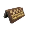 Jeu d'échecs de voyage existe en 25 x 13 cm, 30 x 15,5 cm, 35 x 18 cm ou 40 x 20,5 cm. Les pièces magnétiques lui donnent un confort appréciable pour jouer dans les transports.