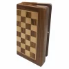 Jeu d'échecs de voyage existe en 25 x 13 cm, 30 x 15,5 cm, 35 x 18 cm ou 40 x 20,5 cm. Les pièces magnétiques lui donnent un confort appréciable pour jouer dans les transports.