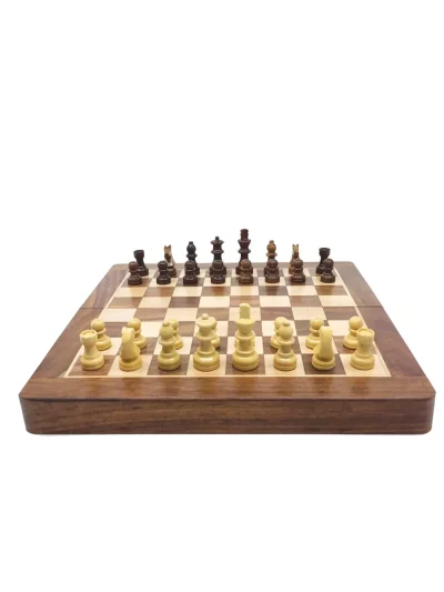 Jeu d'échecs de voyage existe en 25 x 13 cm, 30 x 15,5 cm, 35 x 18 cm ou 40 x 20,5 cm. Les pièces magnétiques lui donnent un confort appréciable pour jouer dans les transports.