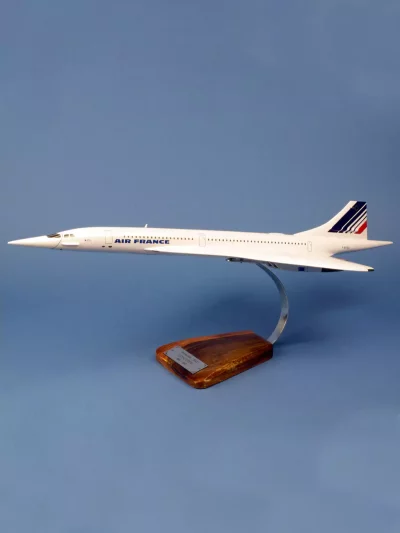 Maquette d'avion Concorde Air France. Maquette artisanale de décoration en bois massif. Sculptée et peinte à la main. Fournit avec un socle en bois d’Acacia