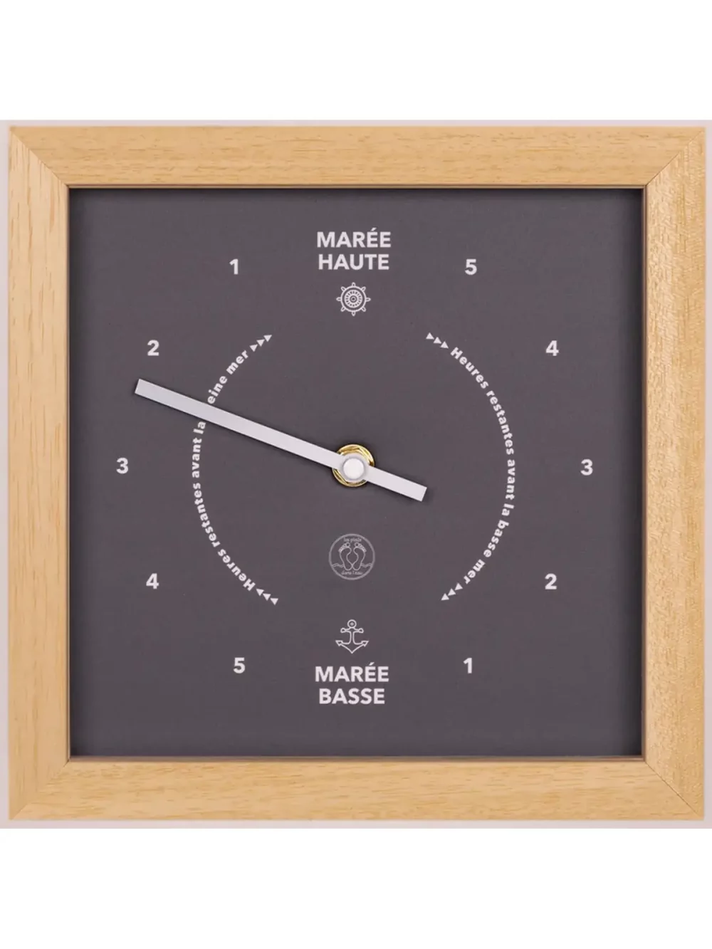 Horloge des marées cadre en bois en naturel avec une aiguille en métal blanc, mouvement à quartz et protection en verre. Couleur du fond gris anthracite, assemblée à la main.