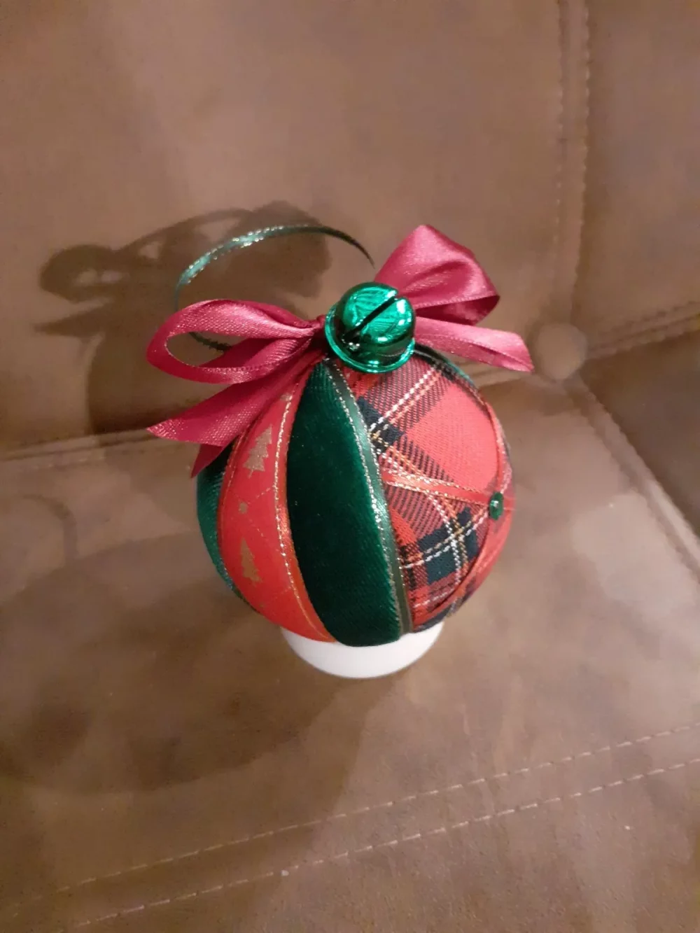 L’Ecosse et ses tartans s’invitent chez Cap Cod Héritage pour les fêtes de Noël. Artisanat entièrement réalisé à la main, chaque boule possède son histoire.