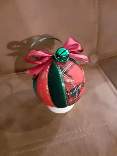 L’Ecosse et ses tartans s’invitent chez Cap Cod Héritage pour les fêtes de Noël. Artisanat entièrement réalisé à la main, chaque boule possède son histoire.